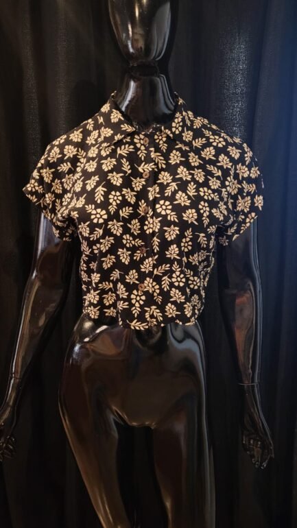 Camisa cropped preto / azul