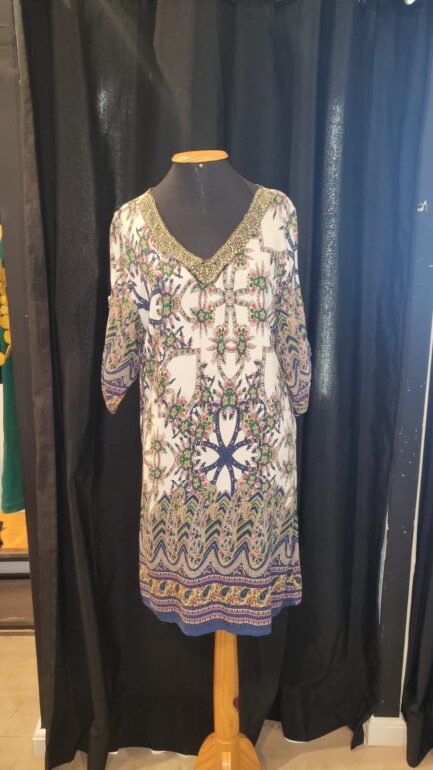 Vestido branco estampa e detalhes 