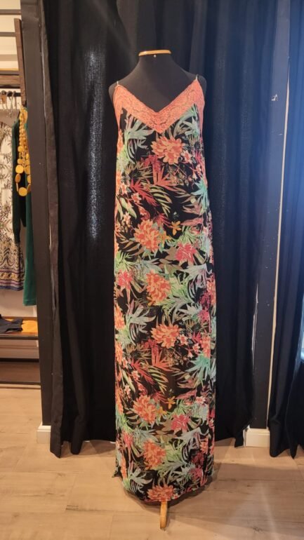 Vestido preto floral rosa